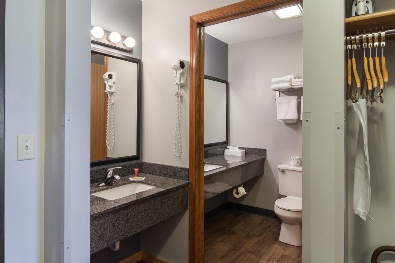 Boarders Inn & Suites By Cobblestone Hotels Superior Zewnętrze zdjęcie